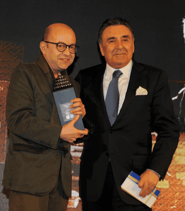 Selim İleri recevant le prix Aydın Doğan en 2012 dans la catégorie Histoire, en reconnaissance de son apport à la culture et à la littérature turques.