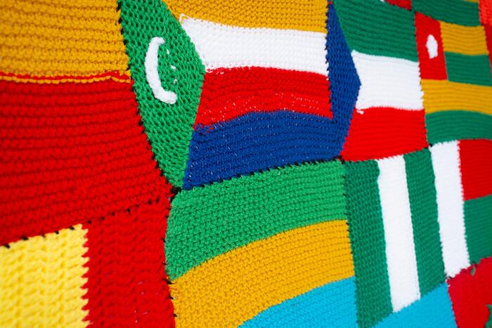 des drapeaux tissés aux couleurs de la francophonie