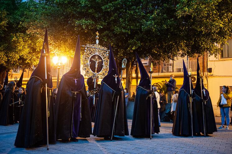 procession de pénitents avec des capirrotes noirs lors de la semaine sainte en espagne