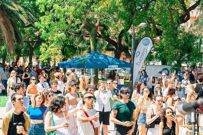 des personnes en train d'assister au festival serialparc à valencia