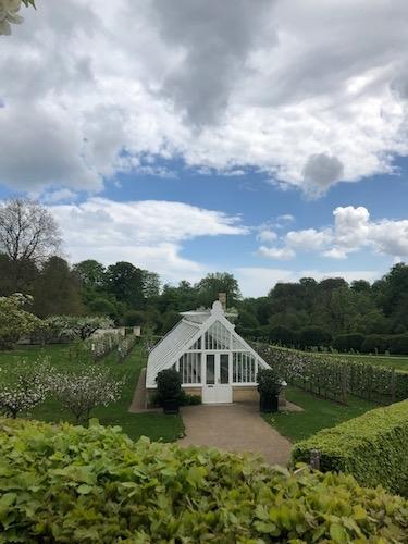 Les serres de la roseraie de la maison de thé de la reine Louise