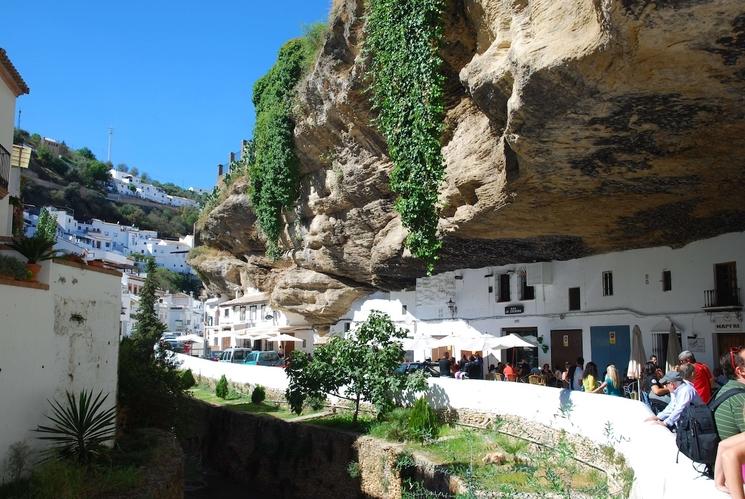 Rue de Setenil de las Bodegas, en Andalousie, avec ses maisons blanches construites sous un immense surplomb rocheux.
