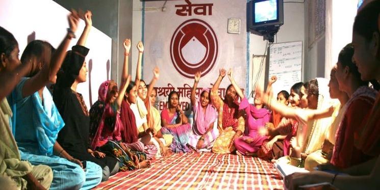 Des femmes votent lors d'une réunion de SEWA en Inde