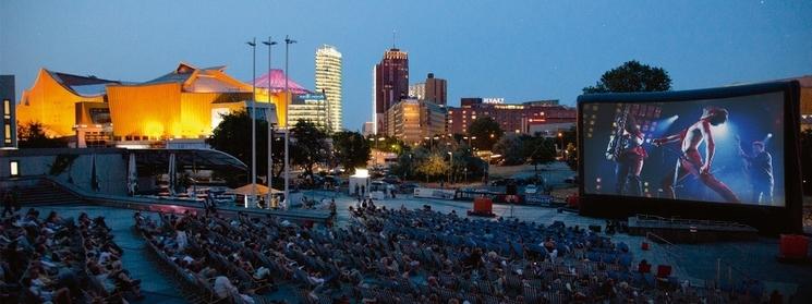 Séance de cinéma en plein air au Kulturforum de nuit