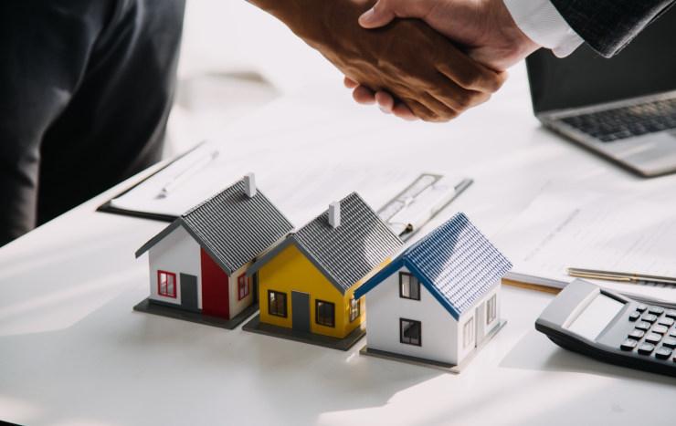 Signature d'un achat avec un agent immobilier