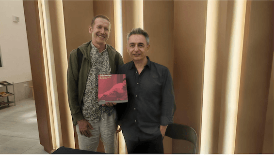 L’auteur du livre en compagnie de celui de l’article (© Firdaus Ridwan)