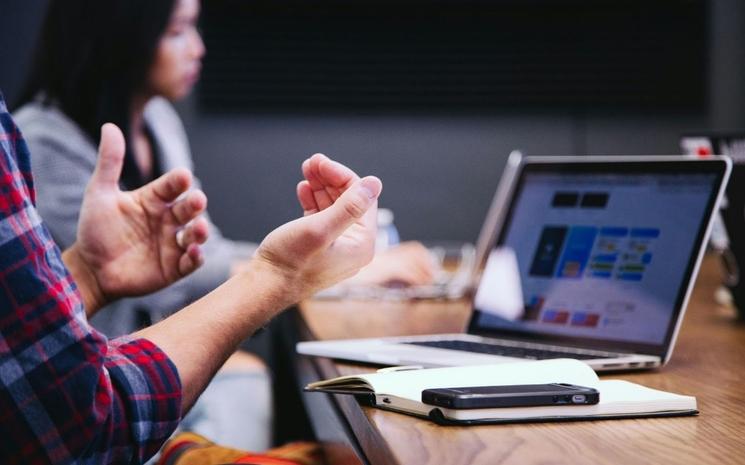 Une personne travaille sur son ordinateur.