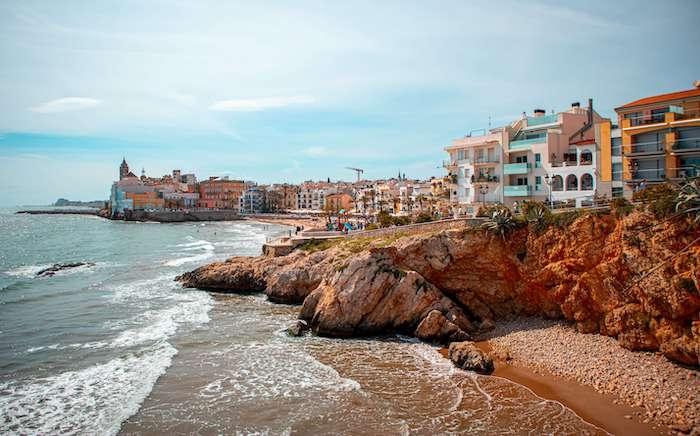 le bord de mer de Sitges en Espagne
