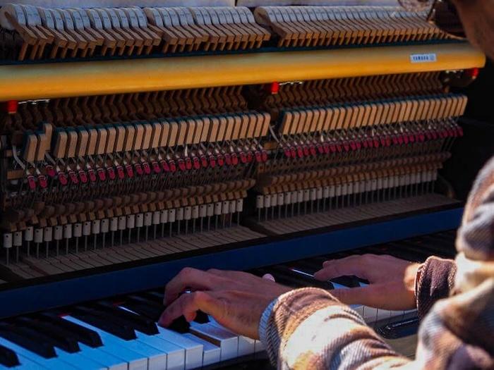 les doigts de Siyels en train de jouer du piano