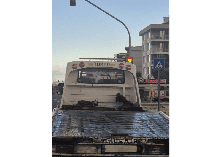 Slogan inscrit sur un camion de dépannage à un feu rouge en Turquie