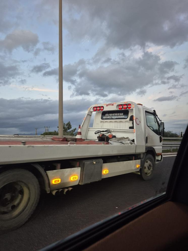 Slogan inscrit à l’arrière d’un camion de dépannage sur une route en Turquie