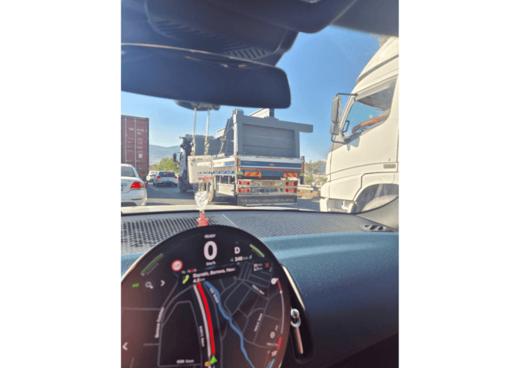 Slogan à l’arrière d’un camion sur une route en Turquie, photographié depuis l’intérieur d’une voiture