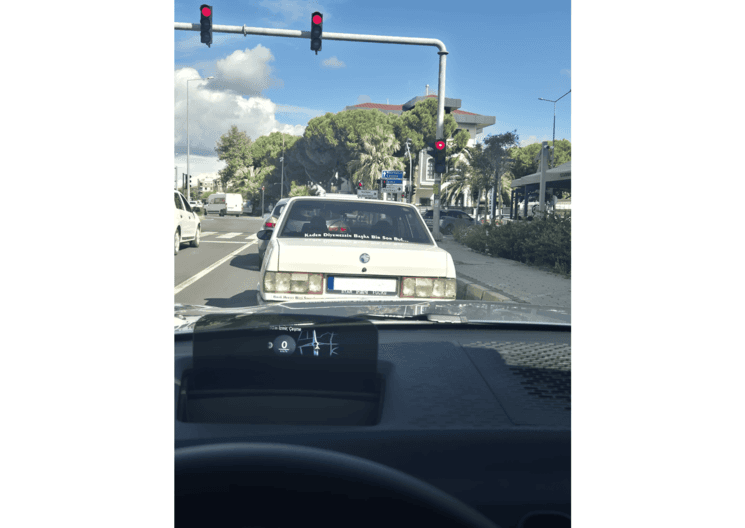 Slogan inscrit sur la vitre arrière d’une voiture arrêtée à un feu rouge en Turquie