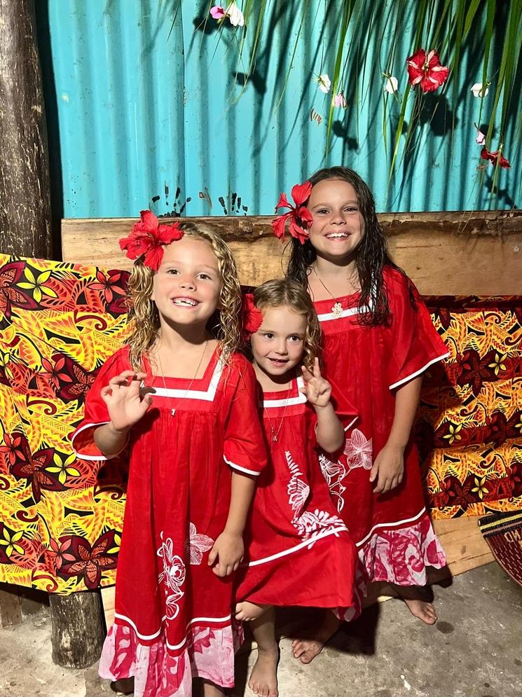 Daphné, Anaé et Joyce à la tribu de Traput à Lifou.