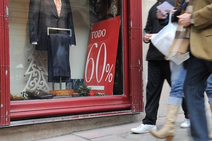 devanture de boutique pendant les soldes du black friday à madrid
