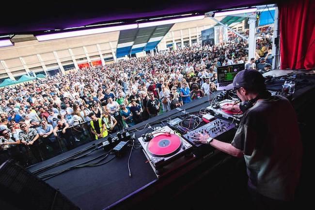 le festival de jour, avec des gens qui écoutent un dj
