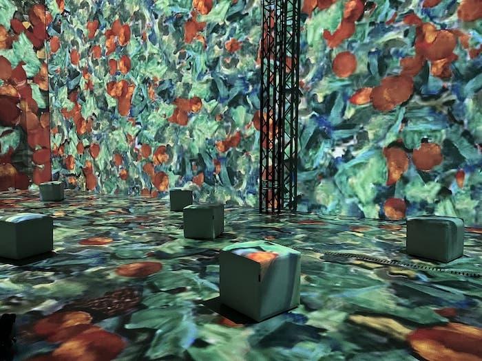 la salle immersive verte et rouge de l'exposition Sorolla Nueva Dimension à Valencia