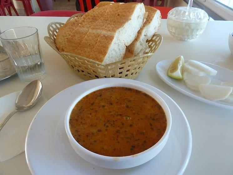 Soupe Ezogelin servie avec du pain, un plat traditionnel turc populaire pour l'iftar et le sahur pendant le ramadan.