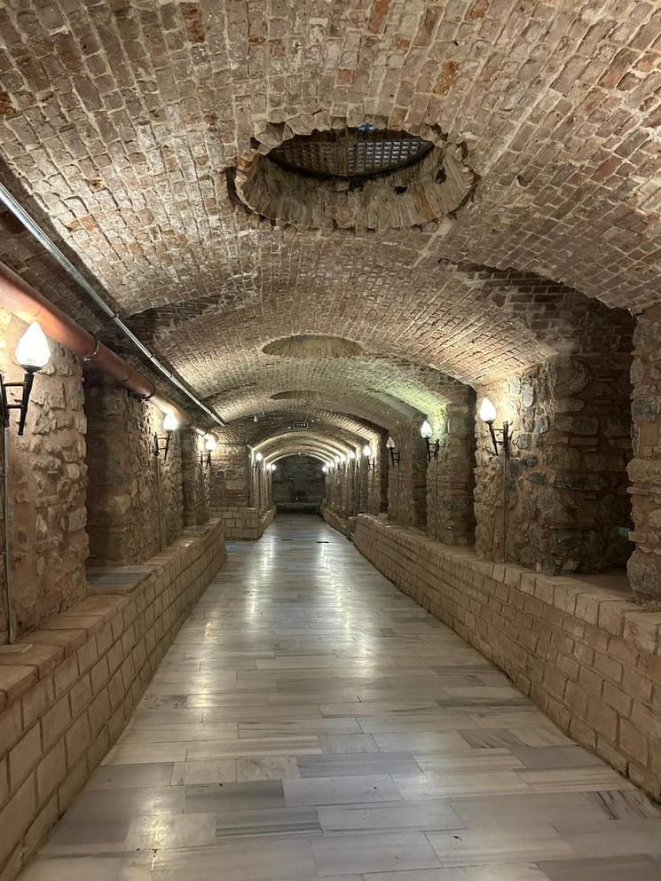 Galerie voûtée du souterrain du Rumeli Han à Beyoğlu, avec murs en briques et verrières d’aération, sous l’avenue Istiklal à Istanbul