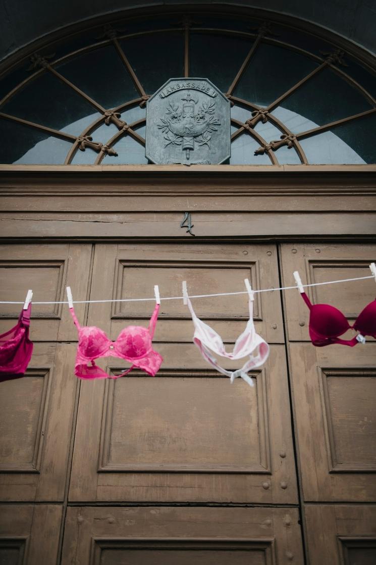 guirlande de soutiens gorge devant l'ambassade de France