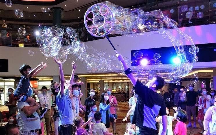 spectacle sur le pont du bateau de croisière à Hong Kong