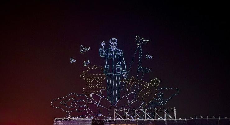 Spectacle de drones à l’effigie de Hô Chi Minh.