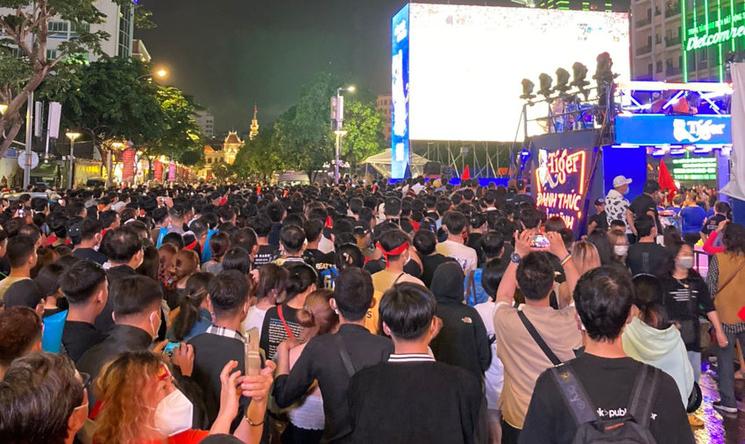 Spectateurs vietnamiens venu encourager l'équipe du Vietnam aux Sea Games