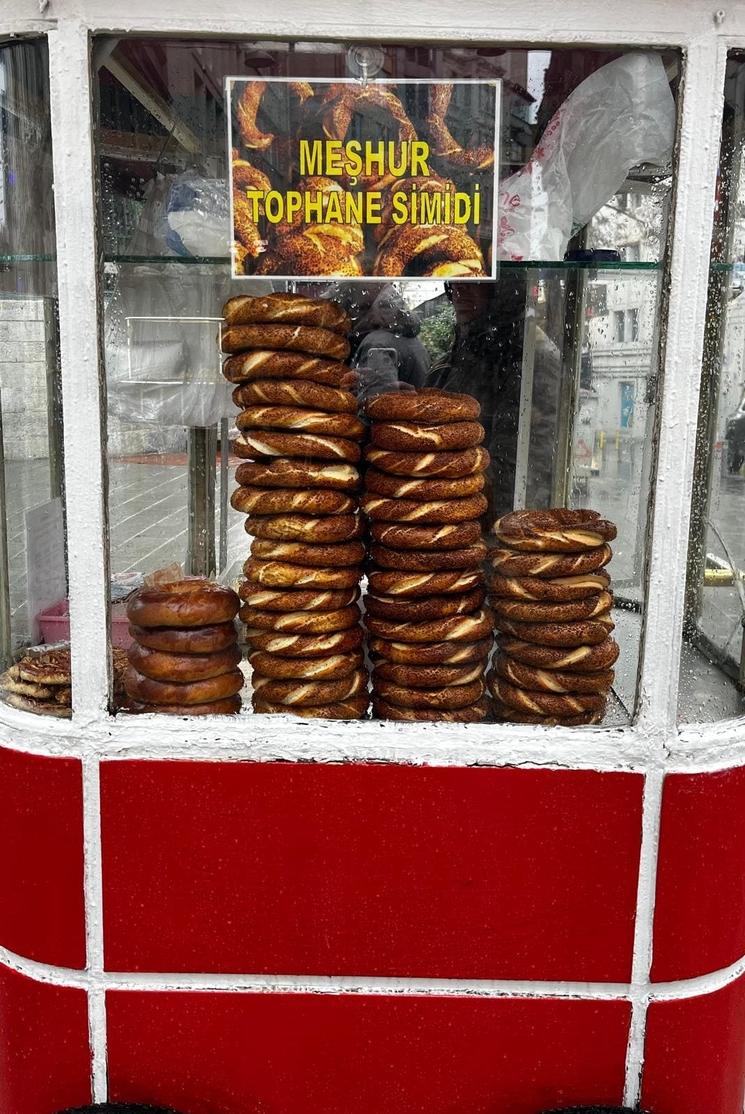 Un stand de simits, les fameux pains au sésame, dans une rue d’Istanbul