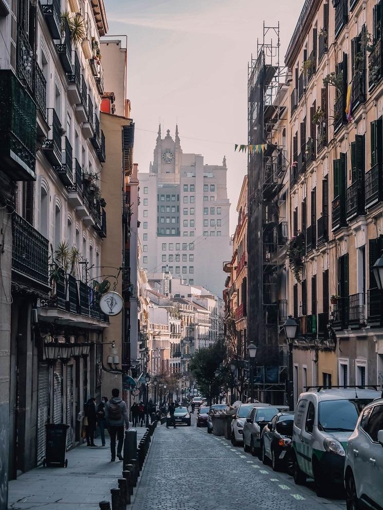 véhicules stationnés dans le quartier de Malasaña, à Madrid