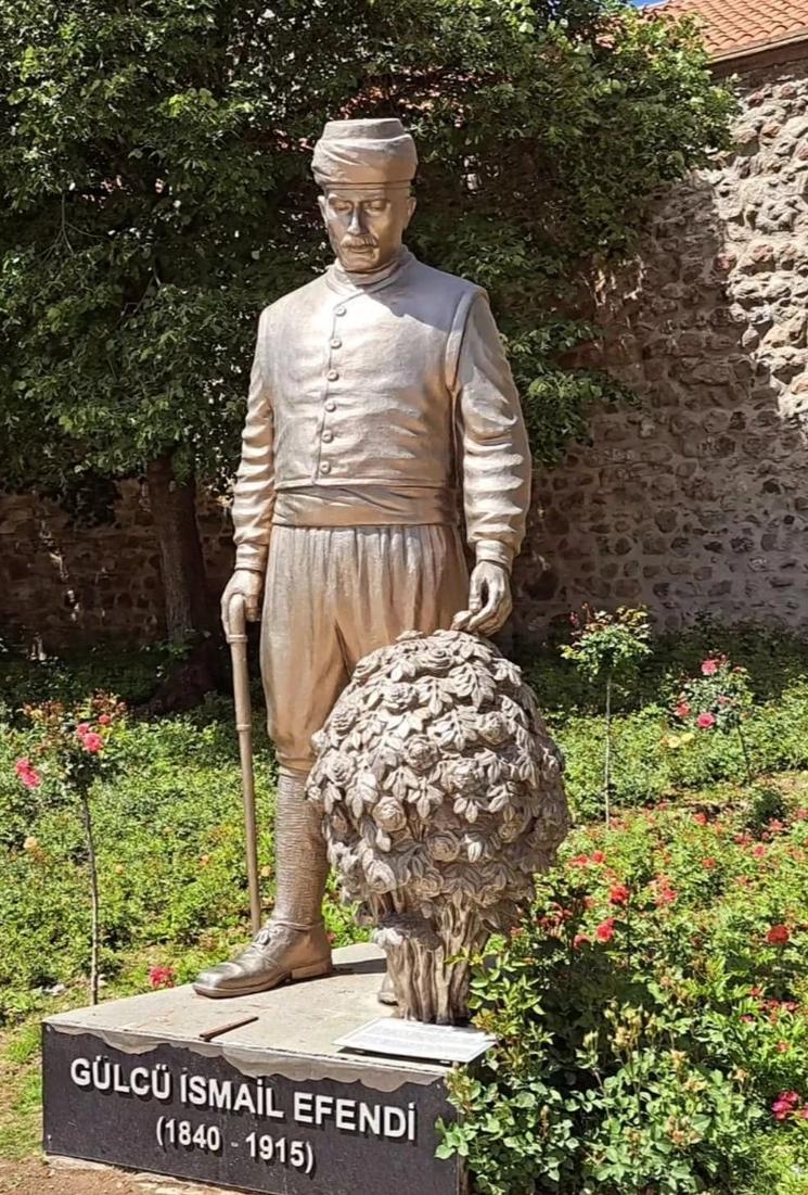 Statue d’Ismaïl Efendi, pionnier de la rose d’Isparta