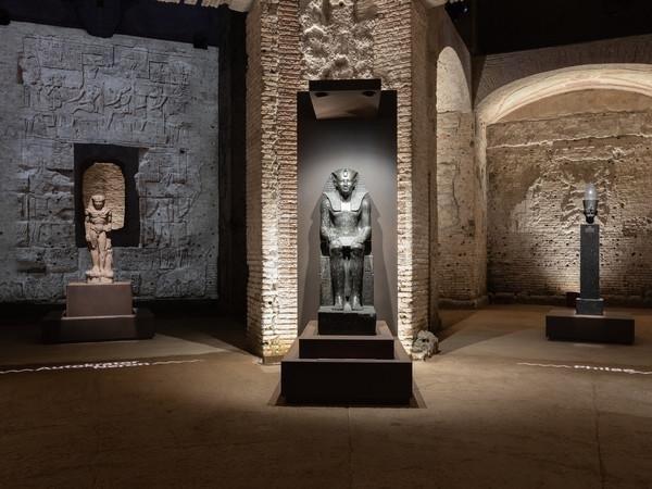 statues exposées dans la crypte d'un musée à rome