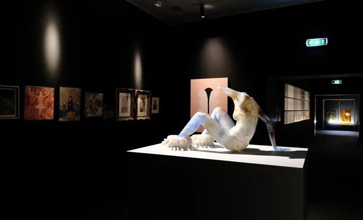 statue en marbre dans une salle de musée