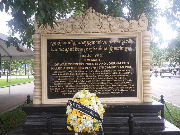 stele à la mémoire des journalistes morts au Cambodge