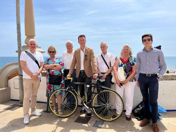 Stephane Vojetta avec des Français devant une plage