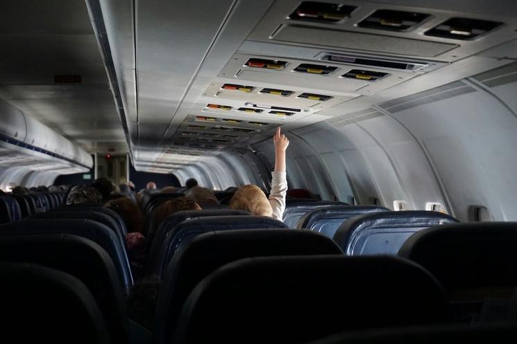 un enfant dans l'avion