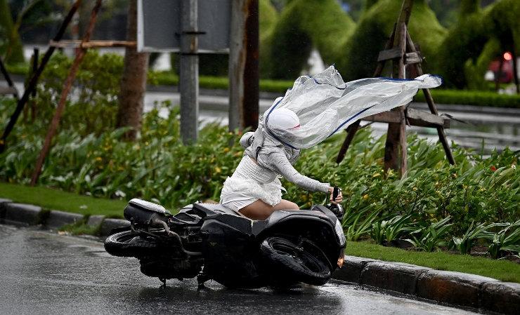 Femme tombe scooter Typhon Yagi