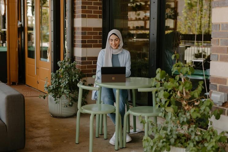 femme qui télétravail cafe rue