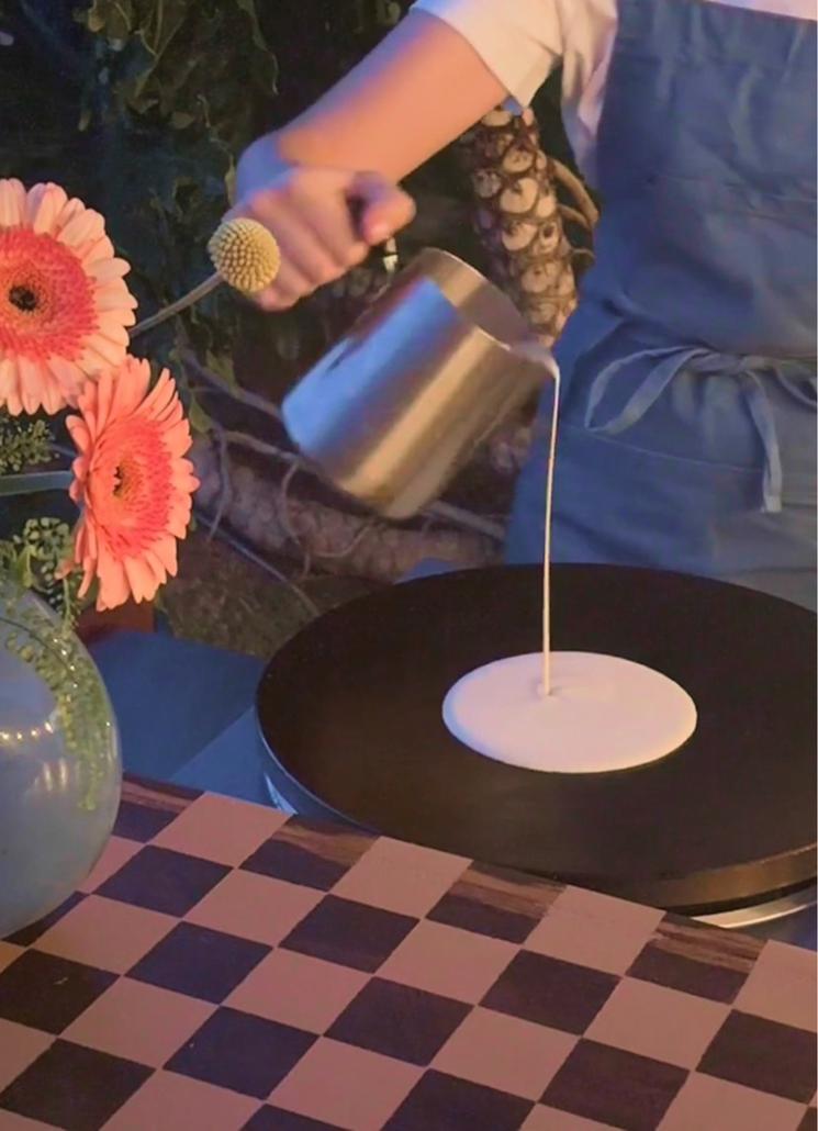 Victoria Dolmatova et sa pâte à crêpe faite maison pour « Suzette »