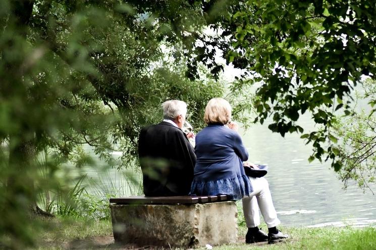 vivre loin de ses parents qui sont au bord d'une rivière en France