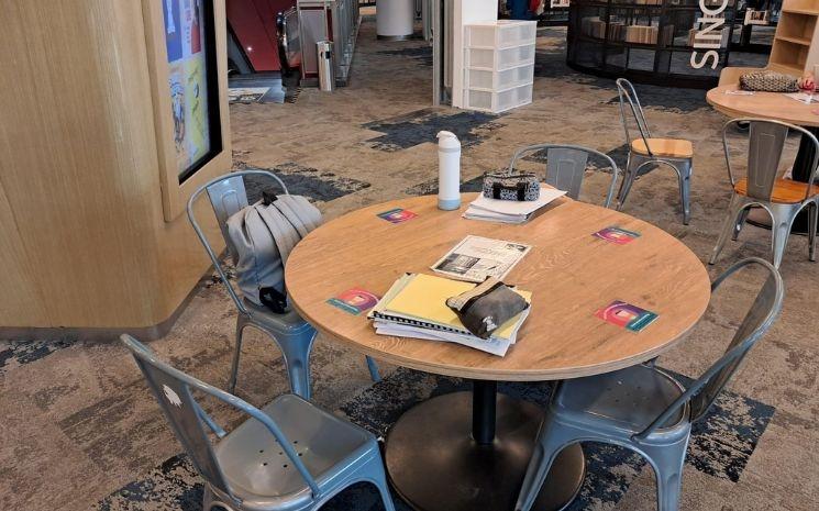 table bibliothèque