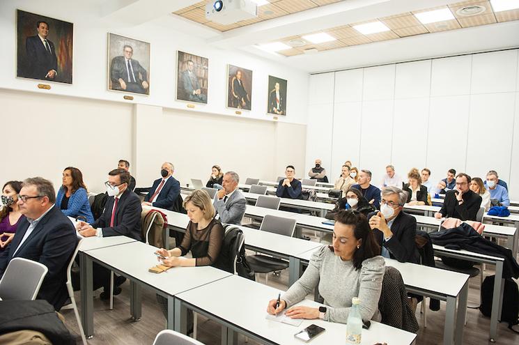 des personnes assises en train d'écouter une conférence à la camara de comercio de Valencia