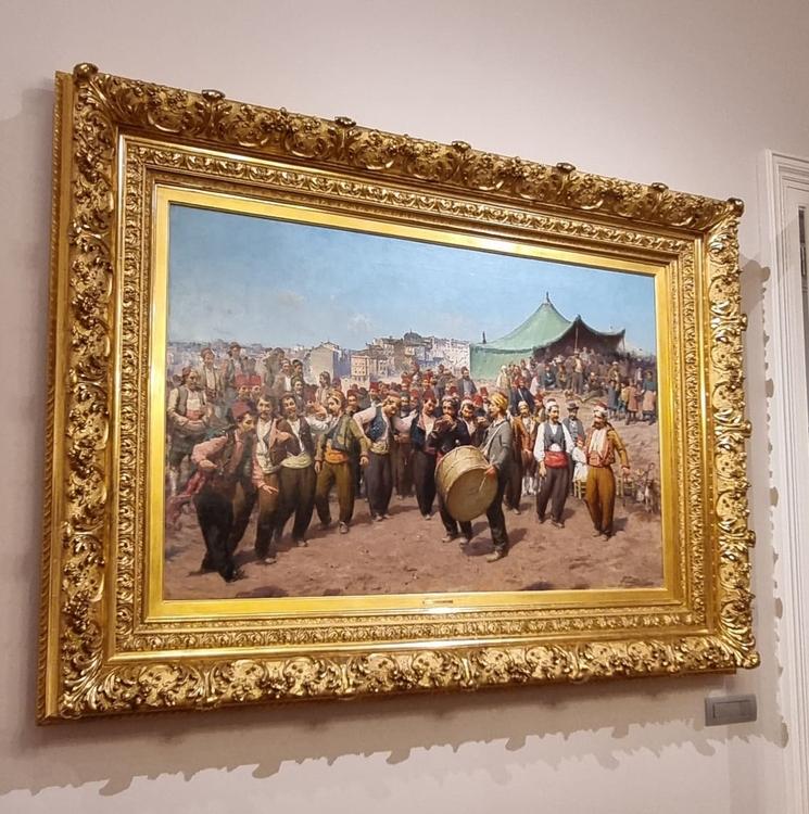Tableau représentant une foule avec tambour, exposé au musée Arkas Sanat Göztepe à Izmir