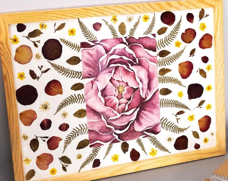 Herbarium floral avec une grande rose rose et des fougères