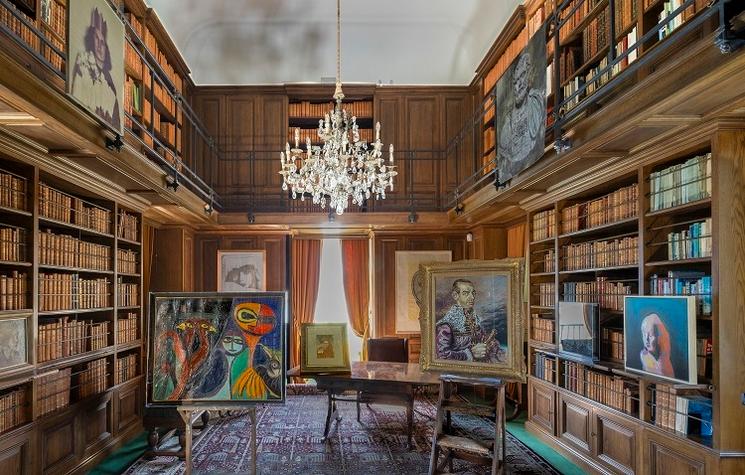 tableaux exposés dans une bibliothèque