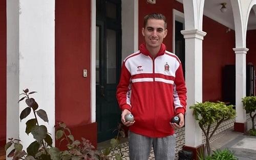 Tanguy Penin, le phénomène de la « pétanque freestyle » en démonstration à Lima