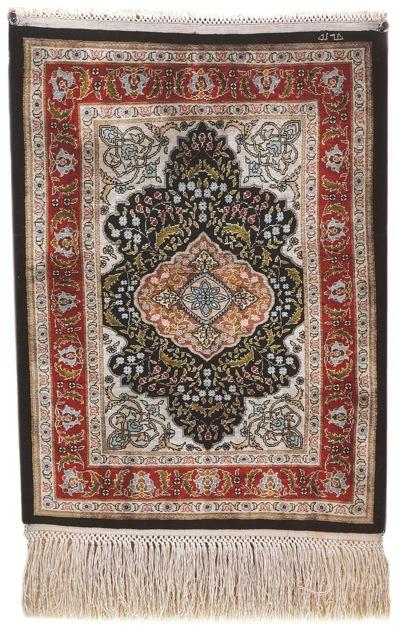 Tapis d’Hereke en soie, finement tissé avec des motifs ottomans traditionnels et une densité exceptionnelle de nœuds, reflet du savoir-faire artisanal turc.