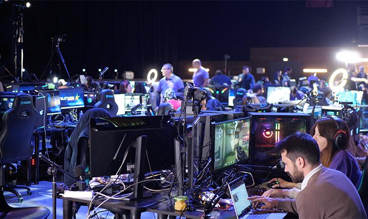 Salle où des centaines de streamers jouent en direct