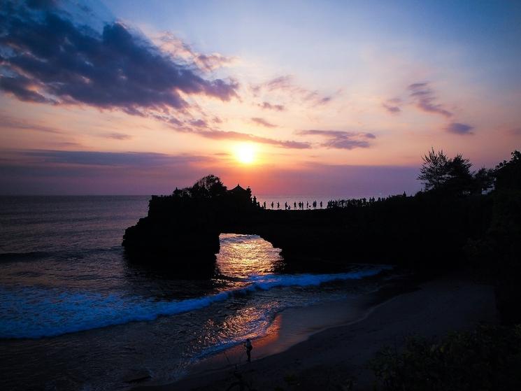 temple de tanah lot au coucher du soleil à bali