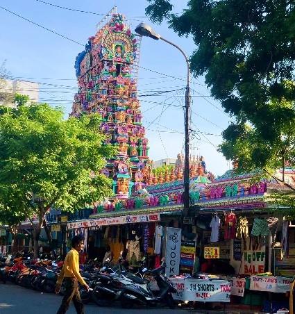 Un temple coloré dans une rue du Tamil Nadu