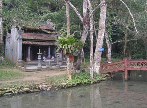 Temple du génie-serpent qui se trouve dans le hameau de Luong Ngoc